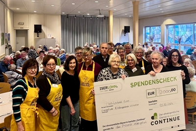 Das Ehrenamtsteam von Continue überreichte zusammen mit Koordinatorin, Sarah Cao einen Spendenscheck in Höhe von 2000 Euro