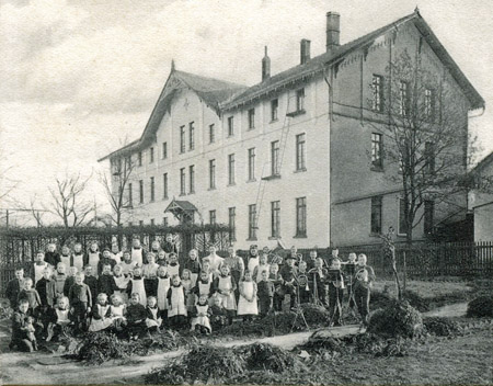 Kindergruppe vor dem Evangelischen Waisenhaus in Iserlohn, um 1915