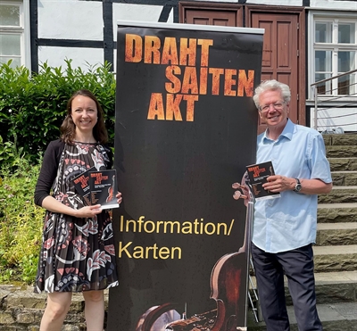 Bild zeigt die Leiterin der städtischen Museen Dr. Sandra Hertel und der künstlerische Organisator des Barendorfer Musikfestivals Prof. Thomas Kirchhoff