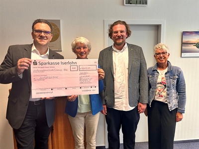 Gruppenbild:   Übergabe der „Restcentspende“ an den Mobilen Kinder- und Familien-Hospiz-Dienst ZeitGESCHENK der Caritas Iserlohn, Hemer, Menden, Balve e.V. (v.l.): Bürgermeister Michael Joithe, Initiatorin Johanna Schwarte, sowie Marcel Tetzlaff und Ingrid Zöllner vom Personalrat.