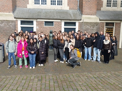 Schülergruppe bei der Anne Frank Stutue