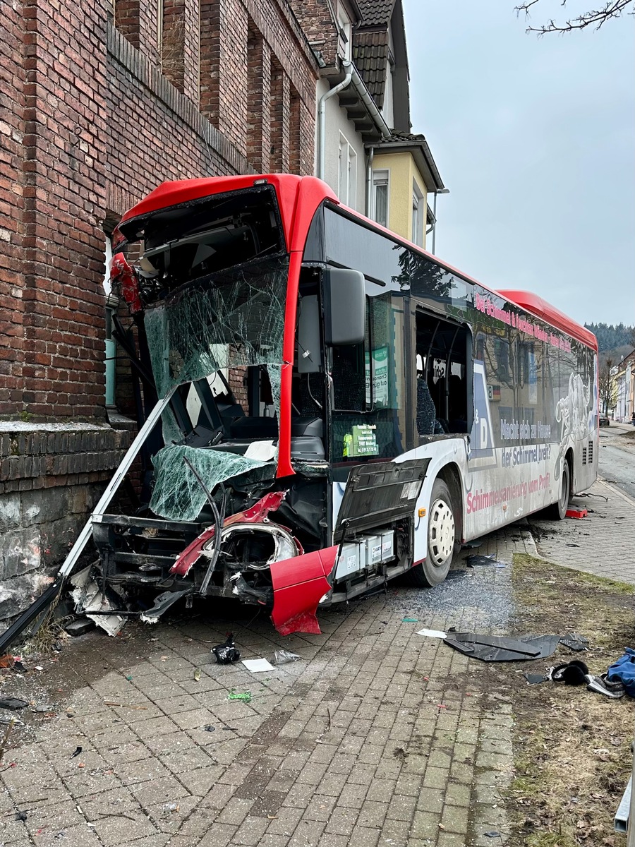 Bus an Hauswand - schwer beschädigt