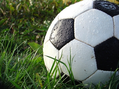 Bild eines Fußballes auf Rasen