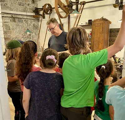   Museumstechniker Frank Drepper erklärte den Kids, wie vor 150 Jahren Haarnadeln hergestellt wurden.