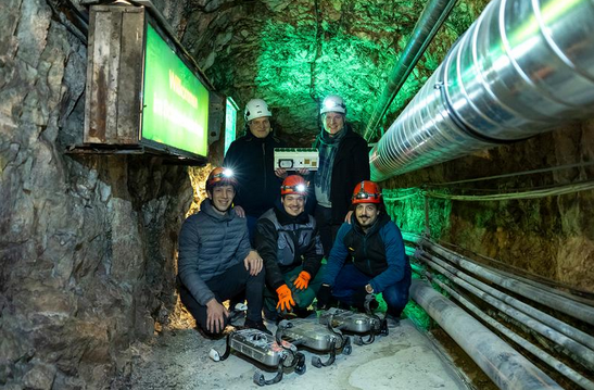 Gruppenbild des Projektteams im Stollen