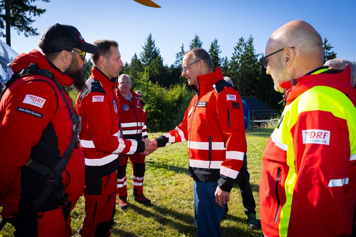 Bundeskanzler Merz bei der DRKF-Luftrettung