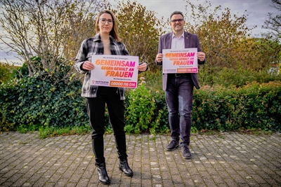 Bürgermeister Michael Joithe und Gleichstellungsbeauftragte Patricia da Cruz Santos machen auf das Angebot des Hilfetelefons aufmerksam.