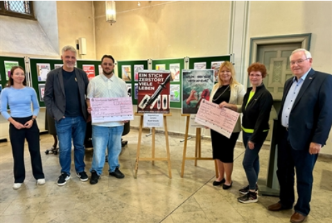 Gruppenbild zu sehen  (v.l.n.r.) Alina Mayer, Jörg Simon vom erzieherischen Jugendschutz, Preisträger Azad Schultz, Daniela Bischof-Kreutzer und Kerstin Bathe für das Partnerschaftskomitee Nyíregyháza sowie Heinz Balkenhoff, stellvertretender Bürgermeister der Stadt Iserlohn. Stadt Iserlohn