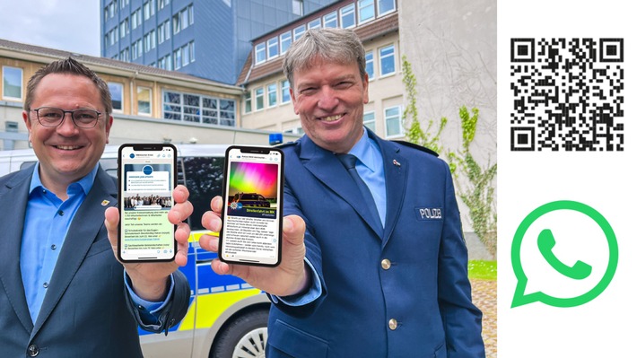 Landrat Marco Voge und Polizei-Abteilungsleiter Ralf Wagener präsentieren die neuen WhatsApp-Kanäle des Märkischen Kreises und der Polizei. Der QR-Code rechts im Foto kann gescannt werden und führt auf den Channel der Polizei MK. Foto: Hanna Heyn, Märkischer Kreis