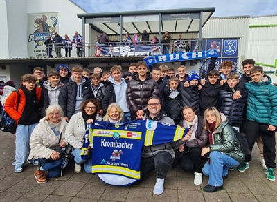 Gruppenfoto: Bürgermeister Michael Joithe (mitte rechts) begrüßte die Jugendgruppe aus Chorzów an der Eissporthalle Iserlohn gemeinsam mit Karina Markiewicz, Vorsitzende des Städtepartnerschaftskomitees