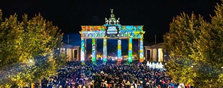 Brandenburger Tor mit Trabi im 20. Festival of Lights Berlin 2024, Bildrechte / Fotograf: Festival of Lights