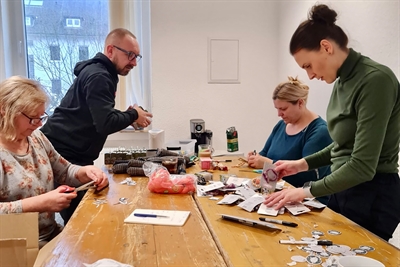 Menschen beim Einpacken - 2000 Geschenkpakete hat der Verein "Vereinte Ukrainer e. V." für Menschen in Ternopil eingepackt.